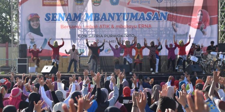 Ribuan Emak-emak Berkebaya Senam Bersama Mbak Atik dan Mbekayu Erna