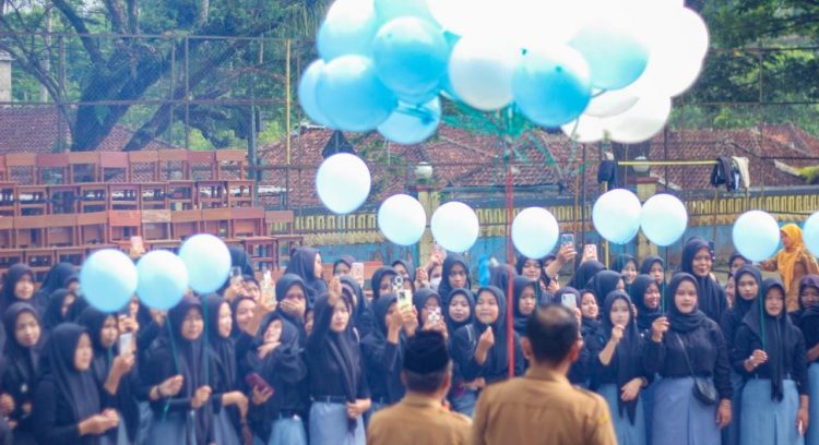 Dadan Sudrajat Apresiasi Kegiatan PENSI Yang Di Selenggarakan Kelas XII Angkatan 37 SMAN Cikatomas