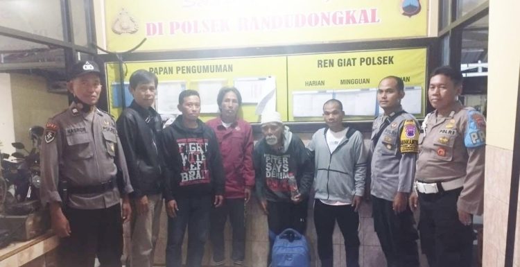 Bhabinkamtibmas Polsek Kutasari Jemput Kakek Tersesat di Pemalang
