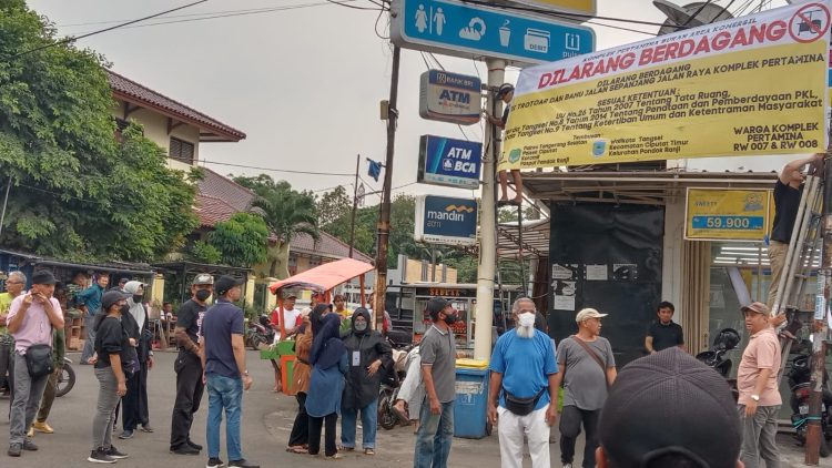 Warga Komplek Pertamina Pasang Spanduk Tolak PKL Berjualan, Pedagang : Kami Kaget dan Tolonglah Solusinya