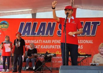 Ribuan Pegiat Pendidikan Banyumas Ikuti Jalan Sehat Semarakkan Hari Pendidikan