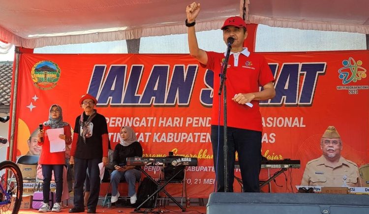 Ribuan Pegiat Pendidikan Banyumas Ikuti Jalan Sehat Semarakkan Hari Pendidikan