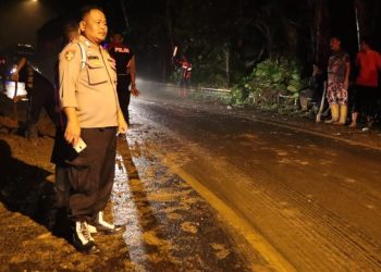 Tim Gabungan Bersihkan Material Longsor Batu Kramat