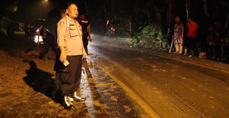 Tim Gabungan Bersihkan Material Longsor Batu Kramat