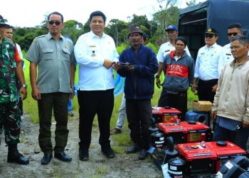 Bupati Samosir Tanam Kopi dan Serahkan Bantuan Alsintan Mendukung KPT