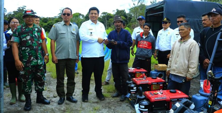 Bupati Samosir Tanam Kopi dan Serahkan Bantuan Alsintan Mendukung KPT