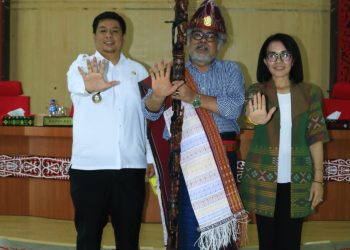 Pemkab Samosir Terima Penghargaan Dari Ketua Komnas PA