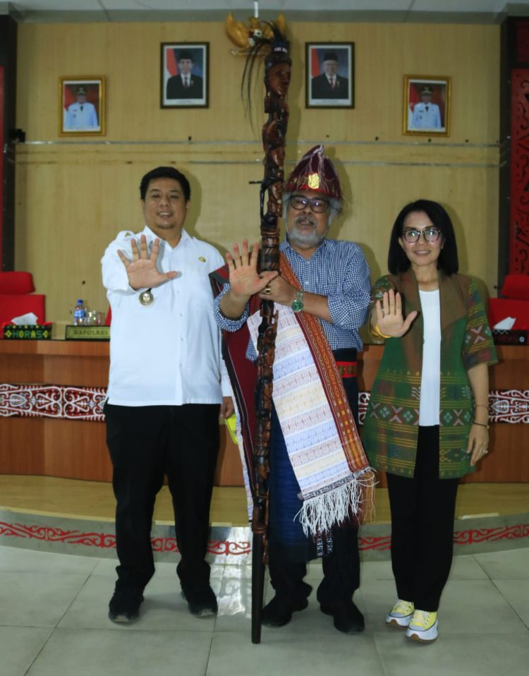 Pemkab Samosir Terima Penghargaan Dari Ketua Komnas PA