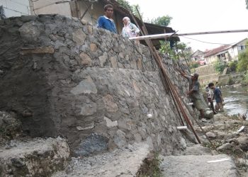 Pengerjaan Peroyek Tembok Penahan Tanah (TPT) Di Wilayah Gg Damai Desa Laladon, Di Duga Dikerjakan Asal-Asalan