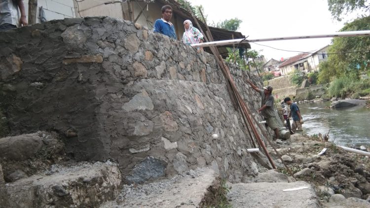 Pengerjaan Peroyek Tembok Penahan Tanah (TPT) Di Wilayah Gg Damai Desa Laladon, Di Duga Dikerjakan Asal-Asalan