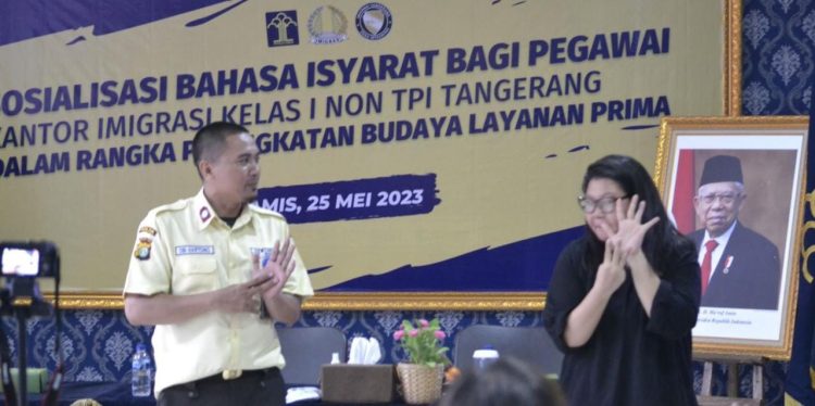 Tingkatkan Pelayanan Pegawai Imigrasi Tangerang Belajar Bahasa Isyarat