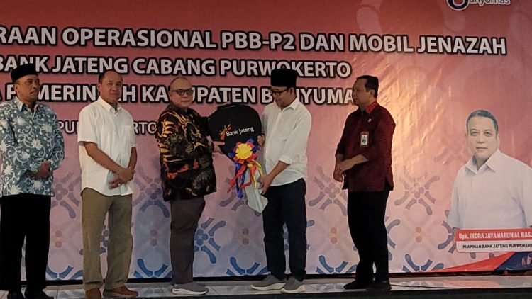 Bank Jateng Serahkan Ambulance Untuk RSUD Ajibarang dan 50 Motor Untuk Pemdes
