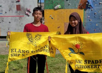 Gapai Bendera Regu dan Bet, Penggalang SMPN 8 Purwokerto Panjat Tebing