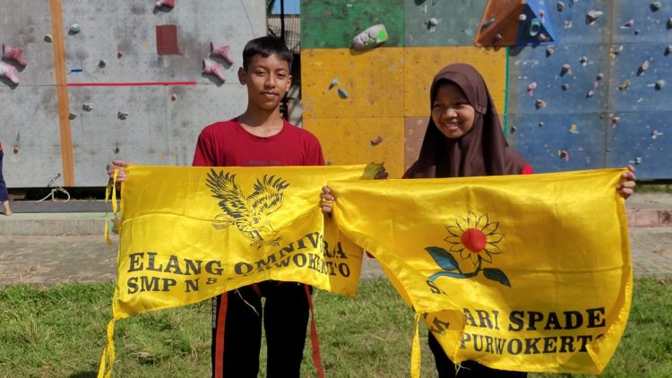 Gapai Bendera Regu dan Bet, Penggalang SMPN 8 Purwokerto Panjat Tebing