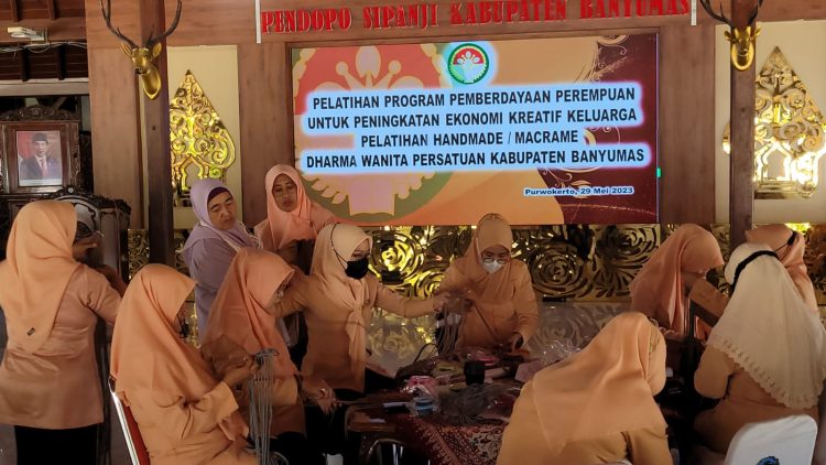 Dharma Wanita Banyumas Gelar Pelatihan Pembuatan Kerajinan Makrame