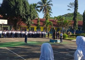 Sertu Sopyan Cahyadi Jadi Inspektur Upacara di SMPN 1 Cikatomas Dalam Rangka Giat Serbuan Maung