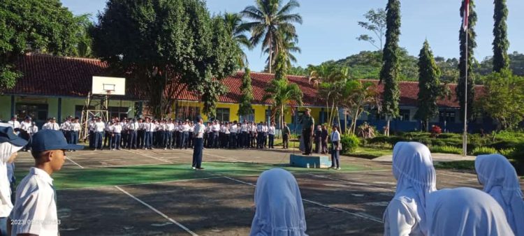 Sertu Sopyan Cahyadi Jadi Inspektur Upacara di SMPN 1 Cikatomas Dalam Rangka Giat Serbuan Maung