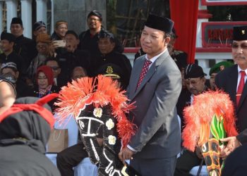 Hardiknas, Bupati dan Forkopimda Tarikan Ebeg Bersama 240 Pelajar di Alun-alun Purwokerto