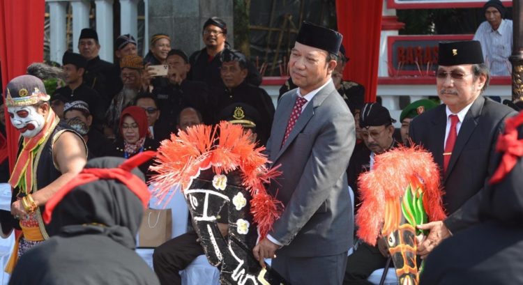 Hardiknas, Bupati dan Forkopimda Tarikan Ebeg Bersama 240 Pelajar di Alun-alun Purwokerto