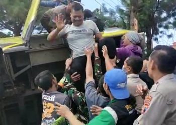TNI-Polri dan Warga Bantu Evakuasi Penumpang Bus Terguling di Karangreja PurbaIingga