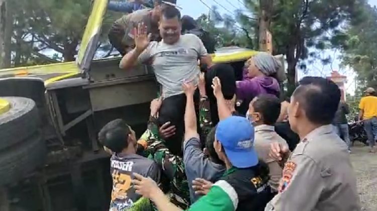 TNI-Polri dan Warga Bantu Evakuasi Penumpang Bus Terguling di Karangreja PurbaIingga