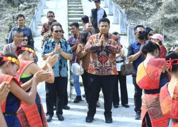 Berkantor di Desa Huta Hotang, Bupati Samosir Disambut Antusias Masyarakat