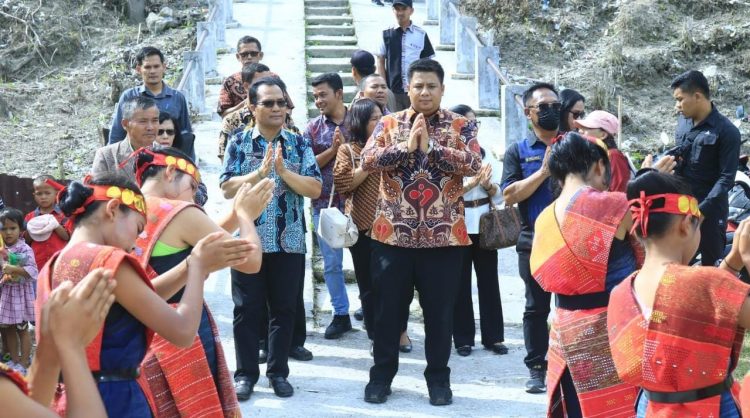 Berkantor di Desa Huta Hotang, Bupati Samosir Disambut Antusias Masyarakat