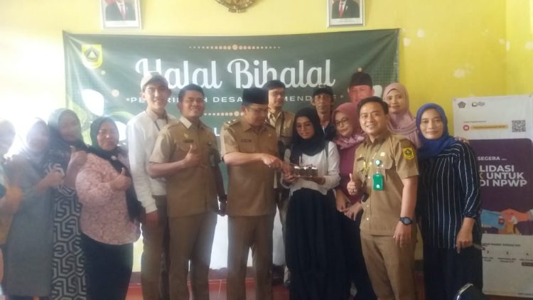 ULTAH Ke 48 Tahun Kades Megamendung Duduh Manduh Dapat Surprise Dari Staf Desa