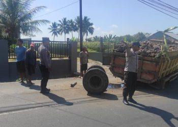 Polisi Atur Lalu Lintas dan Tutup Tumpahan Oli di Ruas Jalan Kutasari