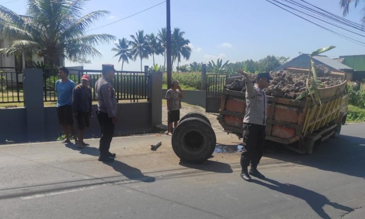 Polisi Atur Lalu Lintas dan Tutup Tumpahan Oli di Ruas Jalan Kutasari