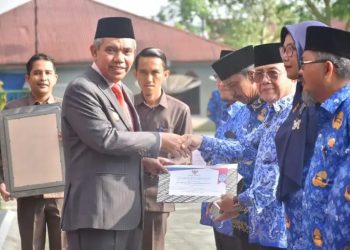 PJ Bupati Kampar Serahkan Berbagai Penghargaan pada Hardiknas 2023