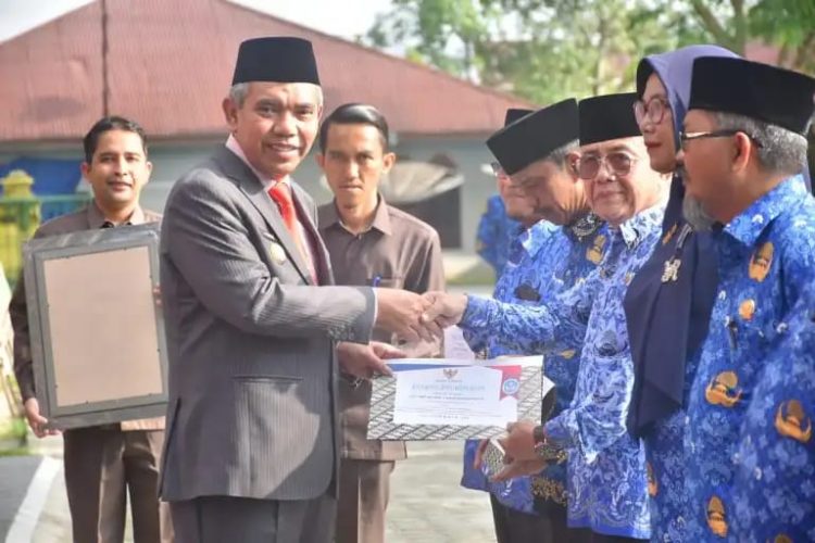 PJ Bupati Kampar Serahkan Berbagai Penghargaan pada Hardiknas 2023