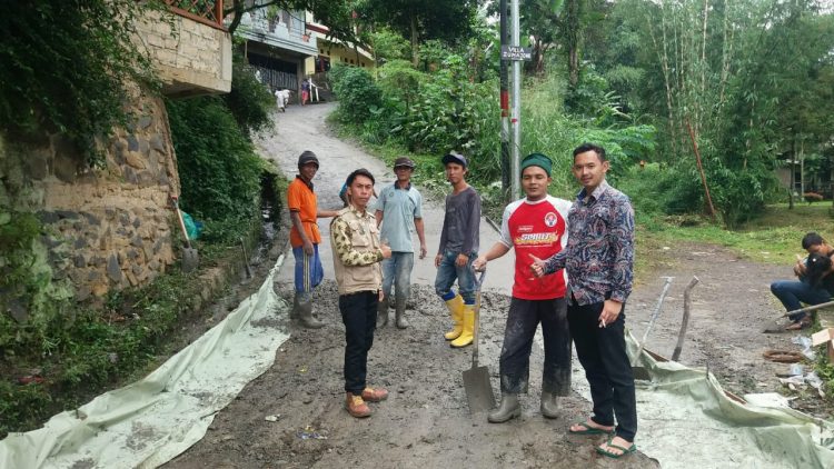 Pemdes Cilember Tuntaskan Samisade Tahap 2 Bangun Jalan Kampung Cirangrang Dengan Pengecoran