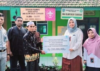 Penyerahan Program Tanggung Jawab Sosial dan Lingkungan (TJSL) kepada SMA Islam Sulek Tlogosari Bondowoso