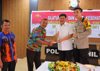 Kapolres Rohil Gelar Silahturahmi dan Bhakti Kesehatan Bersama Para Buruh