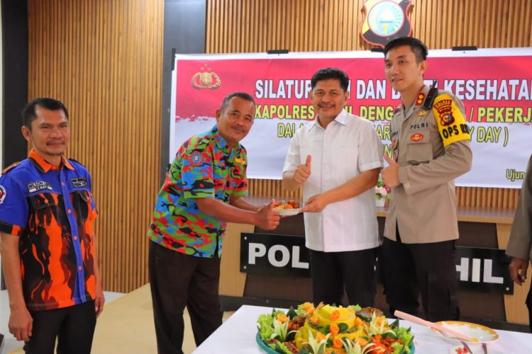 Kapolres Rohil Gelar Silahturahmi dan Bhakti Kesehatan Bersama Para Buruh