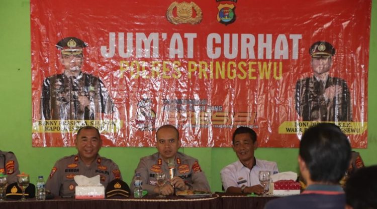 Jumat Curhat Di Mataram, Kapolres Pringsewu Terima Keluhan Warga Soal Remaja Suka Nongkrong di Jembatan