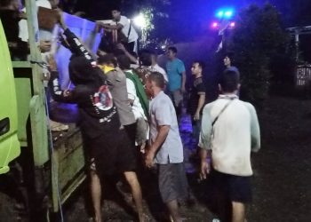 Patroli Polsek Pengadegan Bantu Evakuasi Truk Terperosok Selokan