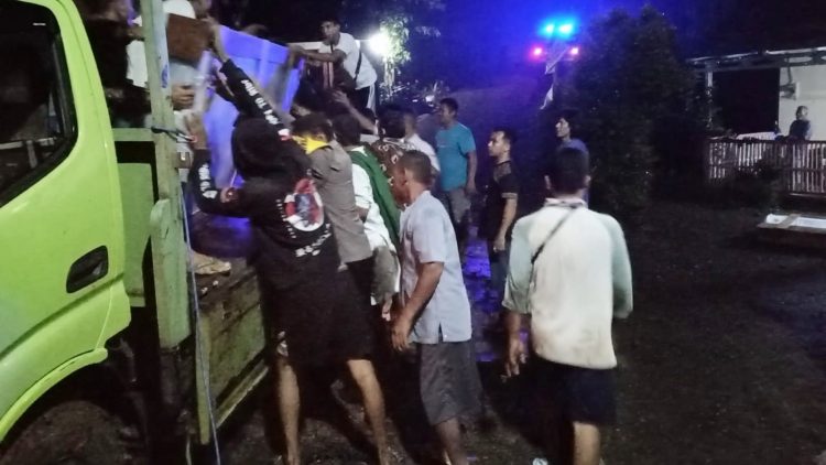 Patroli Polsek Pengadegan Bantu Evakuasi Truk Terperosok Selokan