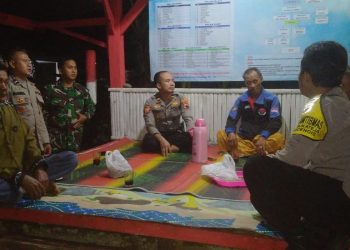 Patroli Dialogis, TNI-Polri di Bukateja Sambangi Pos Ronda