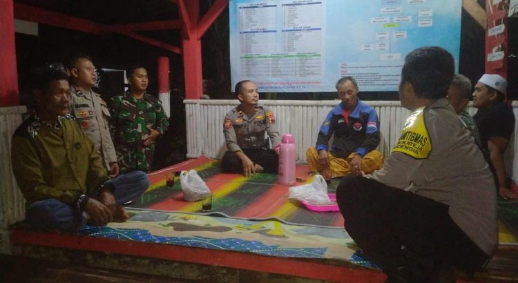 Patroli Dialogis, TNI-Polri di Bukateja Sambangi Pos Ronda