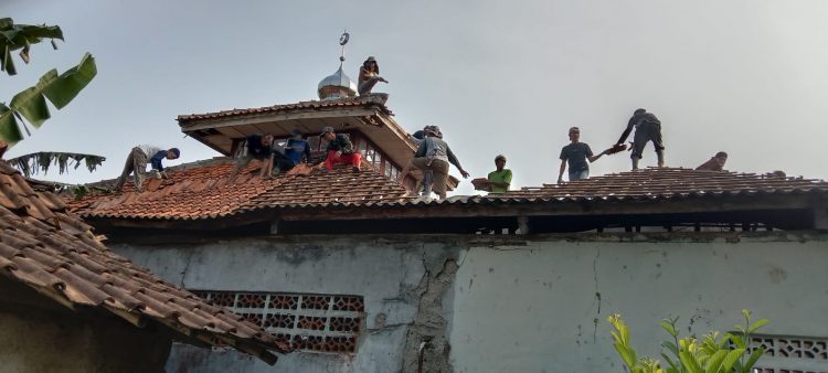 Warga Kampung Pasirnangka Gotong Royong Bangun Masjid Nurul Qirom