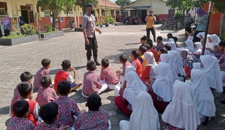 Polisi Sahabat Anak, Sambangi Siswa SDN 3 Lesmana