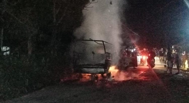Mobil PIck Up  Terbakar Dijalan Umum