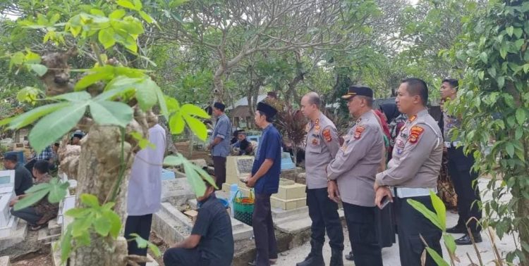 Kapolres Pringsewu Takziah Kerumah Duka Briptu Rahayu Laili