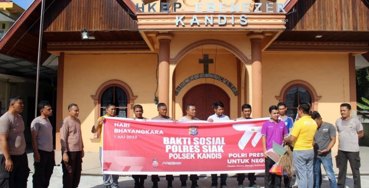 Gotong Royong Bersihkan Rumah Ibadah, Polsek Kandis Sambut Hari Jadi Bhayangkara Ke – 77