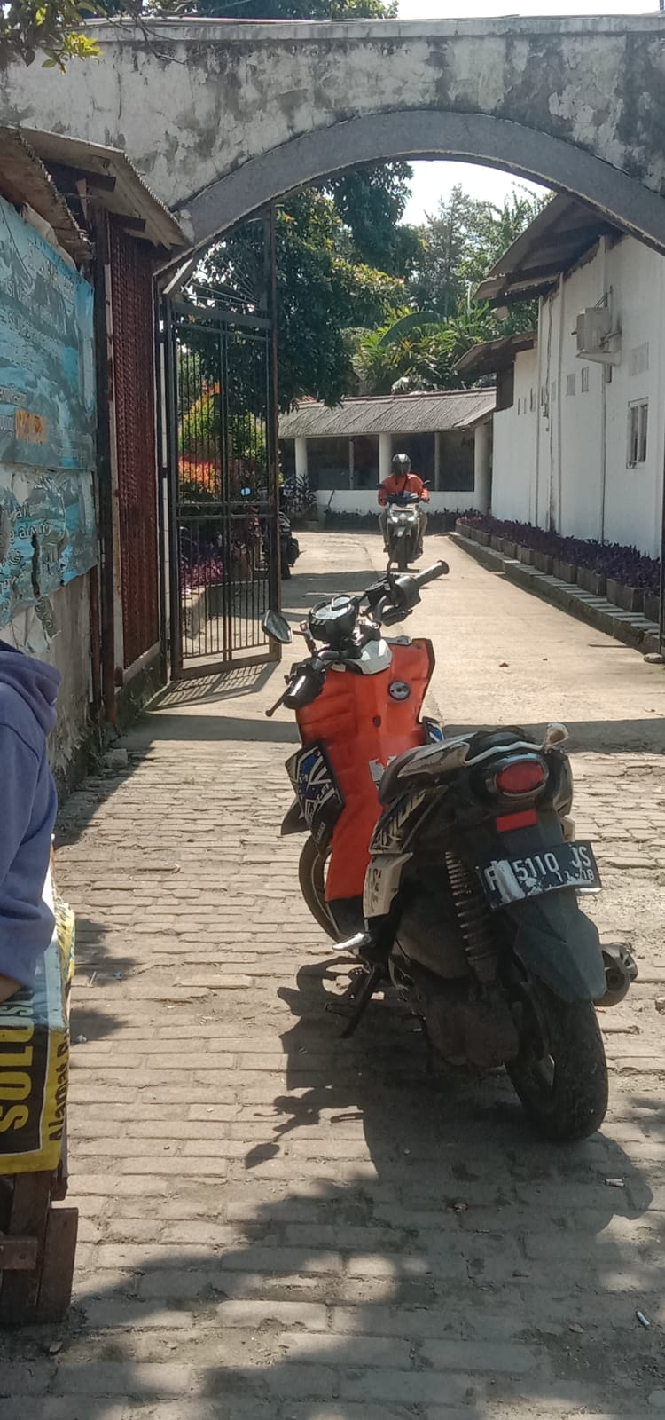 Tempat ” Maksiat ” di Bekingi Preman di Parung ?