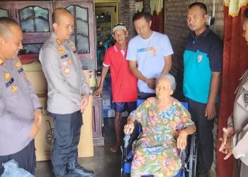 Polres Pringsewu Membantu Penyandang Disabilitas dengan Penyerahan Kursi Roda