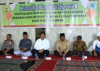 Dalam Rangka Hari Raya Idul Adha 1444 H, Bupati Samosir Serahkan Hewan Qurban