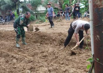 Dibantu Warga, Kapolres Tanggamus Bersama Dandim dan Personelnya Berjibaku Buka Jalinbar Semaka